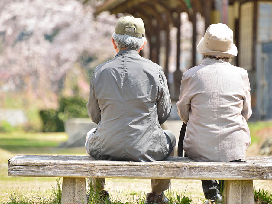 桜を見る老夫婦